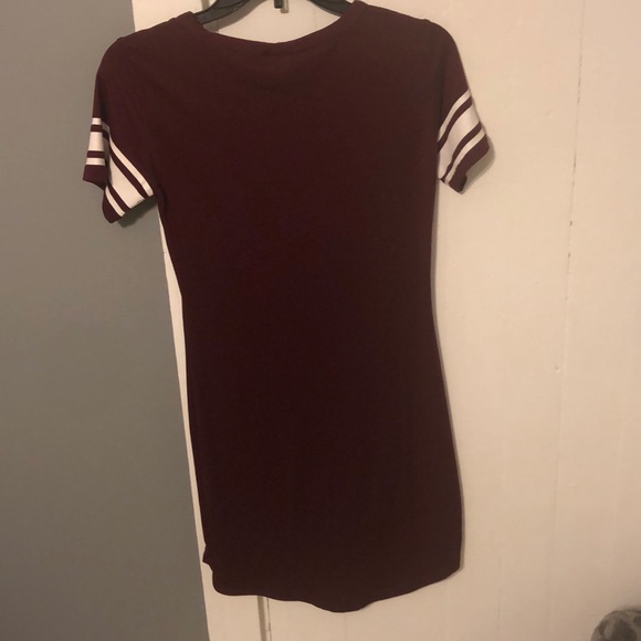 T-shirt dress with white stripes on sleeve - Picture 4 of 4